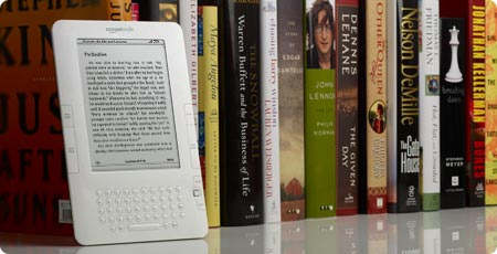 Ebook на книжной полке, среди бумажных книг